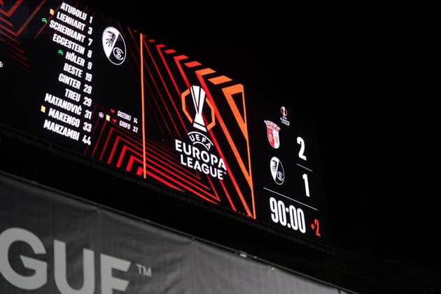 Portugal: Fussball Europa League 2025 - 2026, Halbfinale - Sporting Braga vs SC Freiburg - Estadio Municipal de Braga (POR): Braga, Portugal, Europa, Estadio Municipal de Braga, UEFA Europa League, Anzeigetafel, Scoreboard, 2-1, SC Braga, SC Freiburg, Spielstand, 90:00 +2, Nachspielzeit, Sieg, Endphase, Flutlicht, Nachtspiel, LED Screen, Branding, Fußball, internationaler Wettbewerb, Spieltag, Medienevent, Sportjournalismus Copyright: xJOERANxSTEINSIEKx