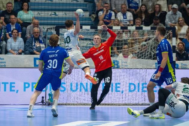 Tom Kiesler, Rueckraum, (VfL Gummersbach 30), Elias Newel, Rueckraum, (Frisch Auf Goeppingen 40), Bertram Obling, Torwart, (VfL Gummersbach 16), VfL Gummersbach vs. Frisch Auf! Goeppingen, Daikin Handball Bundesliga, Herren , 30. Spieltag, 30.04.2026 Gummersbach NRW Deutschland