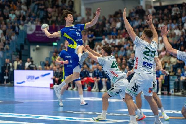 Miro Schluroff, Rueckraum, (VfL Gummersbach 15), Elias Newel, Rueckraum, (Frisch Auf Goeppingen 40), Ludvig Jurmala, Kreislaufer, (Frisch Auf Goeppingen 25), VfL Gummersbach vs. Frisch Auf! Goeppingen, Daikin Handball Bundesliga, Herren , 30. Spieltag, 30.04.2026 Gummersbach NRW Deutschland