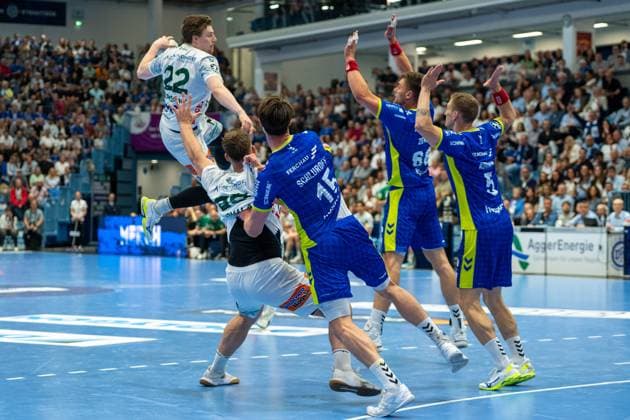 Erik Persson, Rueckraum, (Frisch Auf Goeppingen 22), Miro Schluroff, Rueckraum, (VfL Gummersbach 15), Štěpan Zeman, Kreislaeufer, (VfL Gummersbach 66), VfL Gummersbach vs. Frisch Auf! Goeppingen, Daikin Handball Bundesliga, Herren , 30. Spieltag, 30.04.2026 Gummersbach NRW Deutschland
