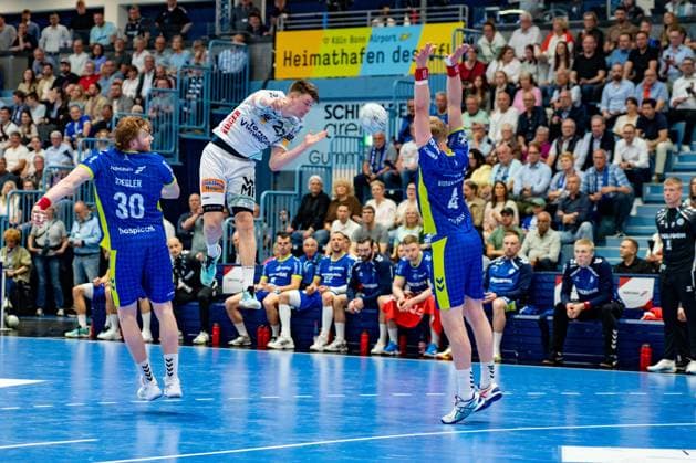 Tom Kiesler, Rueckraum, (VfL Gummersbach 30), Oskar Sunnefeldt, Rueckraum, (Frisch Auf Goeppingen 27), Ellidi Snaer Vidarsson, Kreislaeufer, (VfL Gummersbach 4), VfL Gummersbach vs. Frisch Auf! Goeppingen, Daikin Handball Bundesliga, Herren , 30. Spieltag, 30.04.2026 Gummersbach NRW Deutschland
