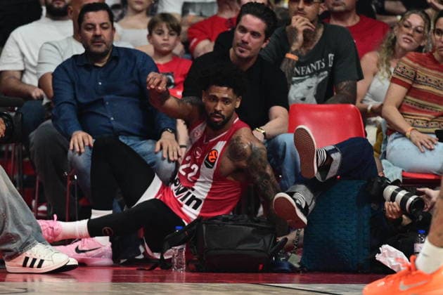 EuroLeague Basketball, Play Off Game 2, Olympiacos Piraeus vs AS Monaco - Tyler Dorsey of Olympiacos Piraeus falls out of bounds on the photographer Panagiotis Moschandreou during the Euroleague Play Off Game 2 basketball match between Olympiacos Piraeus and AS Monaco held at Peace and Friendship Stadium in Piraeus, Grecee, 30 April 2026. PIRAEUS Greece Copyright: xOnexInchxProductionsx 6954472