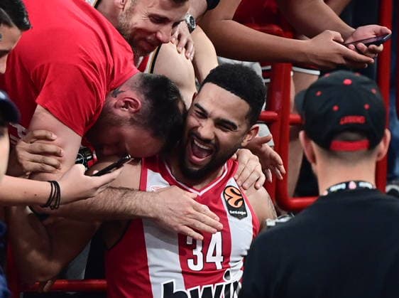 EuroLeague Basketball, Play Off Game 2, Olympiacos Piraeus vs AS Monaco - Cory Joseph of Olympiacos Piraeus celebrate at the end of the Euroleague Play Off Game 2 basketball match between Olympiacos Piraeus and AS Monaco held at Peace and Friendship Stadium in Piraeus, Grecee, 30 April 2026. PIRAEUS Greece Copyright: xOnexInchxProductionsx 6954535