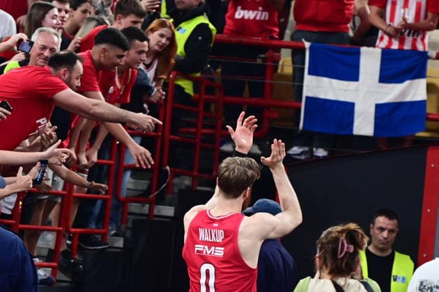 EuroLeague Basketball, Play Off Game 2, Olympiacos Piraeus vs AS Monaco - Thomas Walkup of Olympiacos Piraeuscelebrate at the end of the Euroleague Play Off Game 2 basketball match between Olympiacos Piraeus and AS Monaco held at Peace and Friendship Stadium in Piraeus, Grecee, 30 April 2026. PIRAEUS Greece Copyright: xOnexInchxProductionsx 6954538
