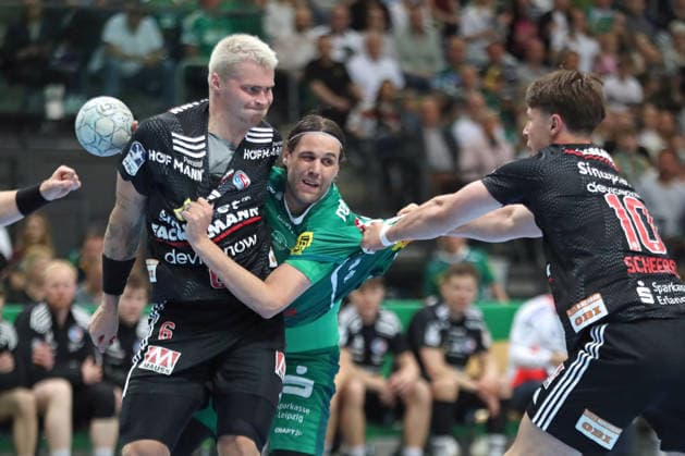 Handball DAIKIN HBL, SC DHfK Leipzig - HC Erlangen; 30.04.2026 Dean Bombac (67, SC DHfK Leipzig) zwischen Marek Nissen (6, HC Erlangen links) und Florian Scheerer (10, HC Erlangen). Handball, DAIKIN HBL, 1. Bundesliga, Saison 2025 2026, 30. Spieltag: SC DHfK Leipzig vs. HC Erlangen am 30.04.2026 in der Quarterback Immobilien Arena Leipzig. Copyright: xBEAUTIFULxSPORTS JanxKaeferx