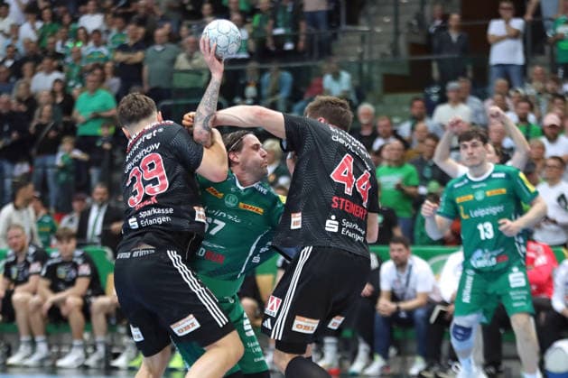 Handball DAIKIN HBL, SC DHfK Leipzig - HC Erlangen; 30.04.2026 Dean Bombac (67, SC DHfK Leipzig) eingerahmt von Tobias Buck (39, HC Erlangen) und Christoph Steinert (44, HC Erlangen). Handball, DAIKIN HBL, 1. Bundesliga, Saison 2025 2026, 30. Spieltag: SC DHfK Leipzig vs. HC Erlangen am 30.04.2026 in der Quarterback Immobilien Arena Leipzig. Copyright: xBEAUTIFULxSPORTS JanxKaeferx