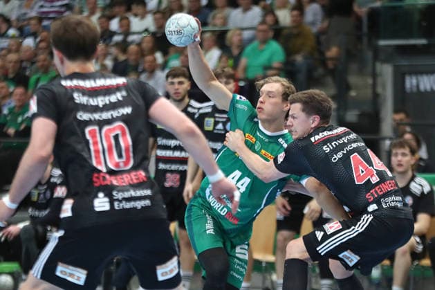 Handball DAIKIN HBL, SC DHfK Leipzig - HC Erlangen; 30.04.2026 Blaer Hinriksson (44, SC DHfK Leipzig) wird von Christoph Steinert (44, HC Erlangen) gepackt. Handball, DAIKIN HBL, 1. Bundesliga, Saison 2025 2026, 30. Spieltag: SC DHfK Leipzig vs. HC Erlangen am 30.04.2026 in der Quarterback Immobilien Arena Leipzig. Copyright: xBEAUTIFULxSPORTS JanxKaeferx