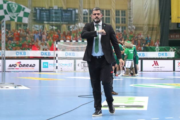 Handball DAIKIN HBL, SC DHfK Leipzig - HC Erlangen; 30.04.2026 Herzenssache: Geschäftsführer Karsten Günther (SC DHfK Leipzig) mit entschlossenem Sieges-Jubel. Handball, DAIKIN HBL, 1. Bundesliga, Saison 2025 2026, 30. Spieltag: SC DHfK Leipzig vs. HC Erlangen am 30.04.2026 in der Quarterback Immobilien Arena Leipzig. Copyright: xBEAUTIFULxSPORTS JanxKaeferx