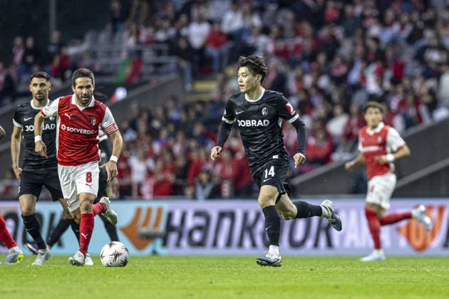 Yuito Suzuki of SC Freiburg controls the ball during the UEFA Europa League match between SC Braga vs SC Freiburg at Estadio Municipal de Braga on April 30th,2026 (Photo by Joao Bravo Sports Press Photo) Copyright: xJoaoxBravo SportsxPressxPhotox Sportspressphoto_SPR138666