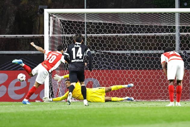Noah Atubolu (Freiburg), APRIL 30, 2026 - Football Soccer : Noah Atubolu save a PK of Zalazar during UEFA Europa League Semi-finals 1st leg match between SC Braga - SC Freiburg at the Estadio Municipal de Braga in Braga, Portugal. Noxthirdxpartyxsales  aflo_328820276