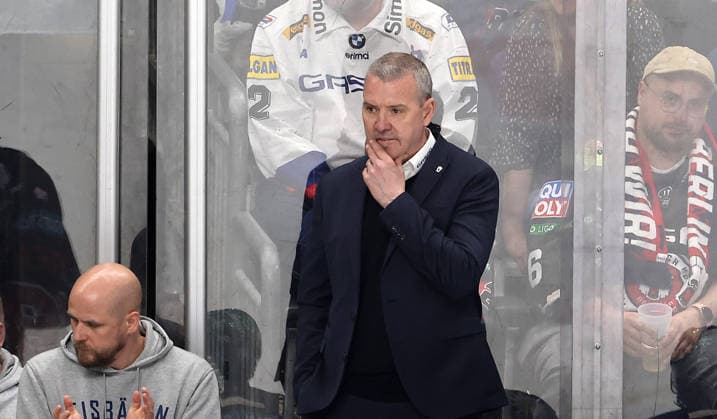 Trainer Serge Aubin nachdenklich Aktion Oberkörper Eishockey Penny DEL Deutsche Eishockey Liga Play Off Finale um Deutsche Meisterschaft 4.Spiel Saison 2025 2026 30.04.2026 EHC Eisbären Berlin EBB vs. Adler Mannheim *** Coach Serge Aubin thoughtful action upper body sport ice hockey penny DEL German Ice Hockey League Play Off Final for German Championship 4 match season 2025 2026 30 04 2026 EHC Eisbären Berlin EBB vs Adler Mannheim