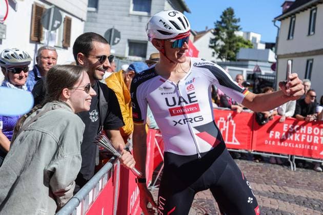 Radsport UCI WorldTour Men Elite 63. Eschborn-Frankfurt am 01.05.2026 Nils Politt ( UAE Team Emirates - XRG ) macht ein Selfie mit Fans