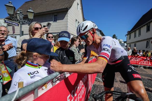 Radsport UCI WorldTour Men Elite 63. Eschborn-Frankfurt am 01.05.2026 Nils Politt ( UAE Team Emirates - XRG ) gibt Autogramme