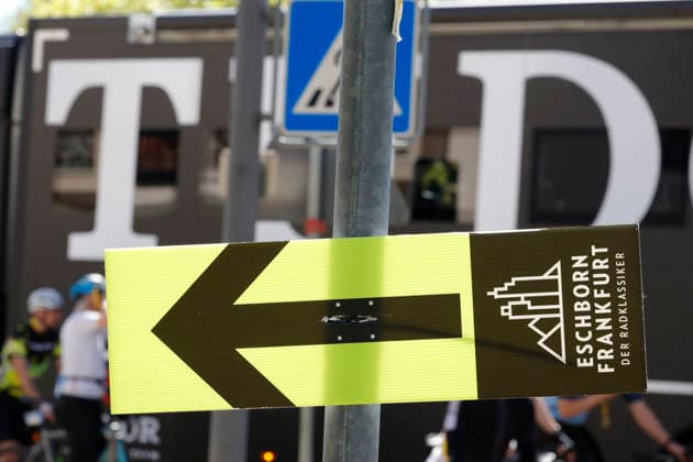 01.05.2026 Das Radrennen Eschborn-Frankfurt 2026 Wegweiser Schild für Teilnehmer am Radklassiker Eschborn Frankfurt Hessen Deutschland