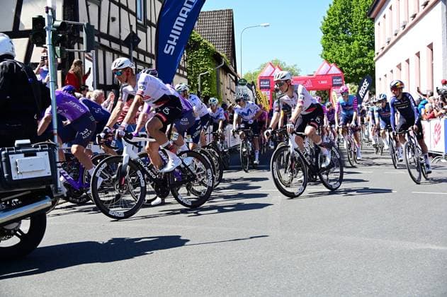 01.05,2026 xkhx Echborn-Frankfurt am Main , Radrennen Radklassiker Eschborn-Frankfurt - Start Die Fahrer starten ins Rennen