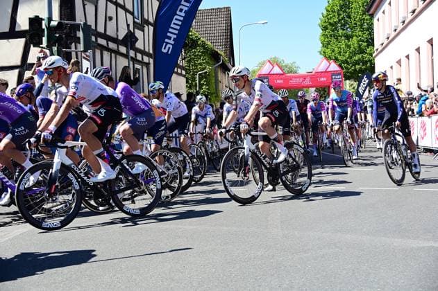 01.05,2026 xkhx Echborn-Frankfurt am Main , Radrennen Radklassiker Eschborn-Frankfurt - Start Die Fahrer starten ins Rennen