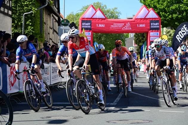 01.05,2026 xkhx Echborn-Frankfurt am Main , Radrennen Radklassiker Eschborn-Frankfurt - Start Die Fahrer starten ins Rennen