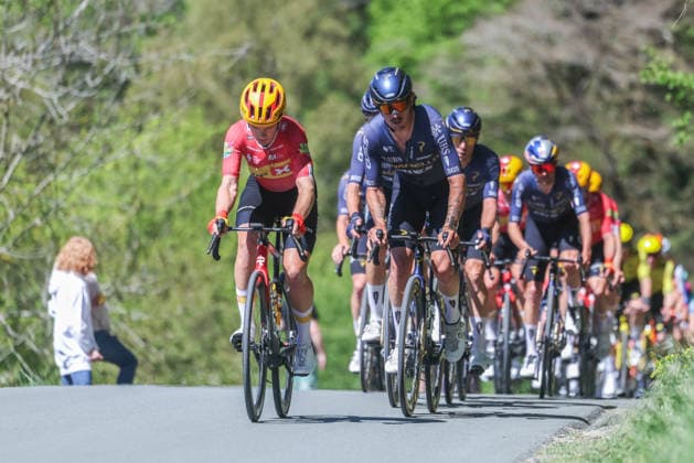 Radsport UCI WorldTour Men Elite 63. Eschborn-Frankfurt am 01.05.2026 Xabier Mikel Azparren ( Pinarello Q36.5 Pro Cycling Team ) führt das Peloton an