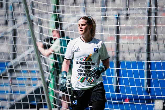 Google Pixel Frauen-Bundesliga: Hamburger SV vs. 1. FC Union Berlin, 01.05.2026 Lea Paulick (Hamburger SV, 25) mit dem Aufwärmshirt: Hamburg kann grosse Spiele; Fußball, Google Pixel Frauen-Bundesliga, 24. Spieltag: Hamburger SV vs. 1. FC Union Berlin am 01.05.2026 im Volksparkstadion, Hamburg DFB REGULATIONS PROHIBIT ANY USE OF PHOTOGRAPHS AS IMAGE SEQUENCES AND OR QUASI-VIDEO. Copyright: xBEAUTIFULxSPORTS Tonhäuserx