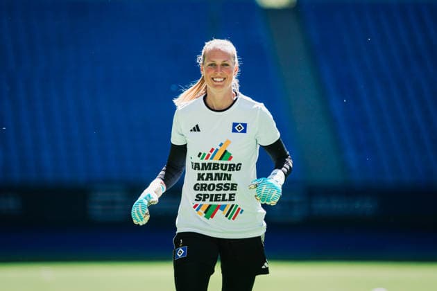 Google Pixel Frauen-Bundesliga: Hamburger SV vs. 1. FC Union Berlin, 01.05.2026 Inga Schuldt (Hamburger SV, 1) mit dem Aufwärmshirt: Hamburg kann grosse Spiele; Fußball, Google Pixel Frauen-Bundesliga, 24. Spieltag: Hamburger SV vs. 1. FC Union Berlin am 01.05.2026 im Volksparkstadion, Hamburg DFB REGULATIONS PROHIBIT ANY USE OF PHOTOGRAPHS AS IMAGE SEQUENCES AND OR QUASI-VIDEO. Copyright: xBEAUTIFULxSPORTS Tonhäuserx