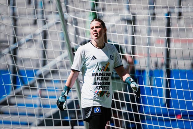 Google Pixel Frauen-Bundesliga: Hamburger SV vs. 1. FC Union Berlin, 01.05.2026 Lea Paulick (Hamburger SV, 25) mit dem Aufwärmshirt: Hamburg kann grosse Spiele; Fußball, Google Pixel Frauen-Bundesliga, 24. Spieltag: Hamburger SV vs. 1. FC Union Berlin am 01.05.2026 im Volksparkstadion, Hamburg DFB REGULATIONS PROHIBIT ANY USE OF PHOTOGRAPHS AS IMAGE SEQUENCES AND OR QUASI-VIDEO. Copyright: xBEAUTIFULxSPORTS Tonhäuserx