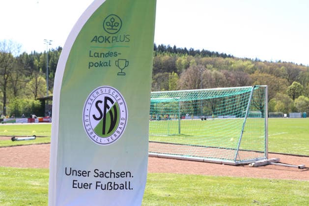 Sachsenpokal-Finale Frauen: Chemnitzer FC - RB Leipzig II; 01.05.2026 Fahne des Sächsischen Fußball-Verbandes (SFV) für den Landespokal mit Blick auf das Spielfeld. Symbolbild, Feature. Sachsenpokal-Finale der Frauen Sachsenlotto-Landespokal: Chemnitzer FC vs. RB Leipzig II U20 im Auenstadion Flöha, 01.05.2026. Copyright: xBEAUTIFULxSPORTS JanxKaeferx
