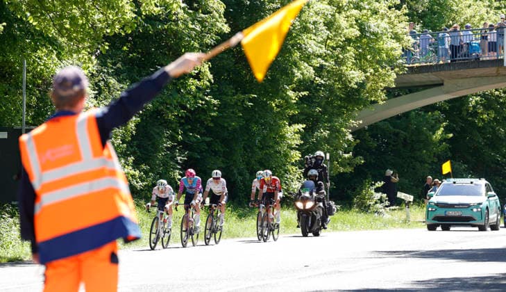 01.05.2026 Das Radrennen Eschborn-Frankfurt 2026 Fahrzeug hier Spitzengruppe Ausreißergruppe am Fuß des Mammolshainer Hangs von Königstein im Taunus Eschborn Frankfurt Hessen Deutschland