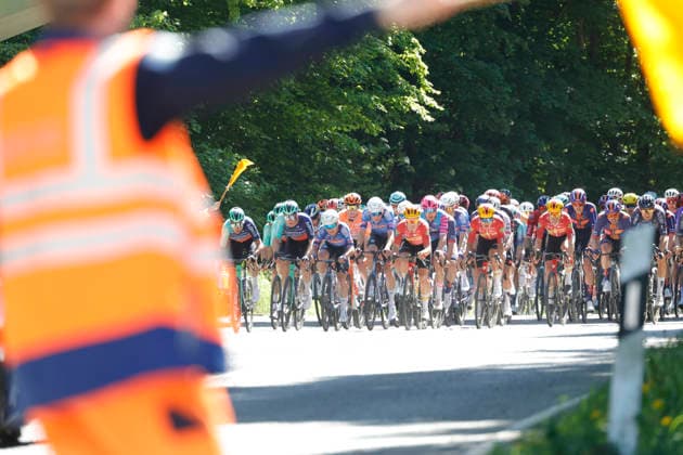 01.05.2026 Das Radrennen Eschborn-Frankfurt 2026 Fahrzeug hier Hauptfeld am Fuß des Mammolshainer Hangs von Königstein im Taunus Eschborn Frankfurt Hessen Deutschland
