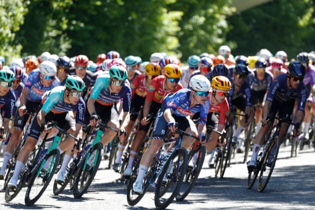 01.05.2026 Das Radrennen Eschborn-Frankfurt 2026 Fahrzeug hier Hauptfeld am Fuß des Mammolshainer Hangs von Königstein im Taunus Eschborn Frankfurt Hessen Deutschland