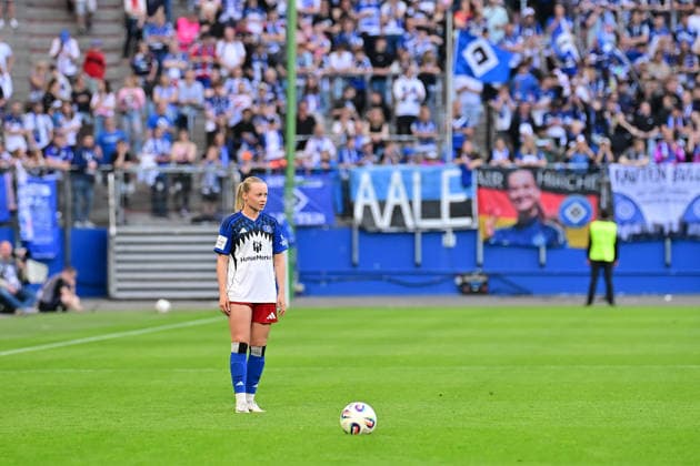Fußball I Frauen I Saison 2025-2026 I Bundesliga I 24. Spieltag I Hamburger SV - 1. FC Union Berlin I 01.05.2026 Mia Büchele (17, Hamburger SV) bei einem Freistoß Hamburg Volksparkstadion Hamburg Deutschland Copyright: xLobeca WolfxGebhardtx