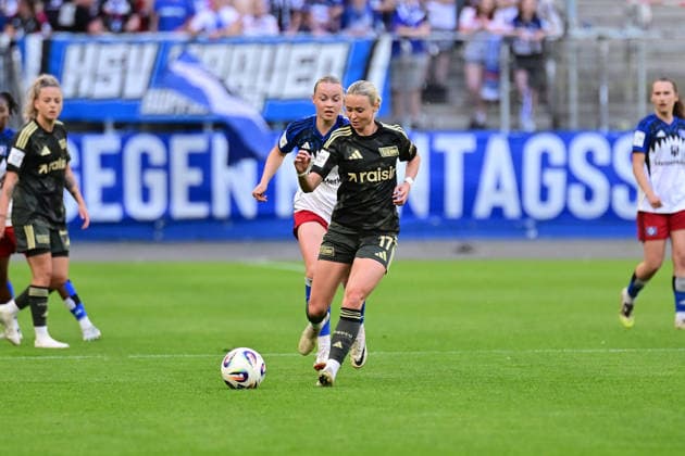 Fußball I Frauen I Saison 2025-2026 I Bundesliga I 24. Spieltag I Hamburger SV - 1. FC Union Berlin I 01.05.2026 Judith Steinert (17, 1. FC Union Berlin), hinter ihr Mia Büchele (17, Hamburger SV) Hamburg Volksparkstadion Hamburg Deutschland Copyright: xLobeca WolfxGebhardtx