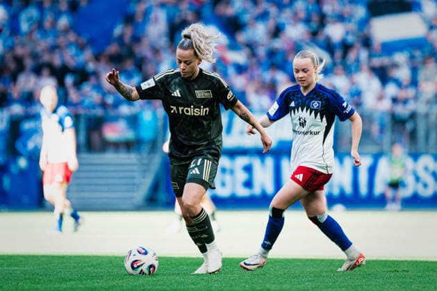 Google Pixel Frauen-Bundesliga: Hamburger SV vs. 1. FC Union Berlin, 01.05.2026 Jenny Hipp (1. FC Union Berlin, 27) am Ball, dahinter Mia Büchele (Hamburger SV, 17); Fußball, Google Pixel Frauen-Bundesliga, 24. Spieltag: Hamburger SV vs. 1. FC Union Berlin am 01.05.2026 im Volksparkstadion, Hamburg DFB REGULATIONS PROHIBIT ANY USE OF PHOTOGRAPHS AS IMAGE SEQUENCES AND OR QUASI-VIDEO. Copyright: xBEAUTIFULxSPORTS Tonhäuserx