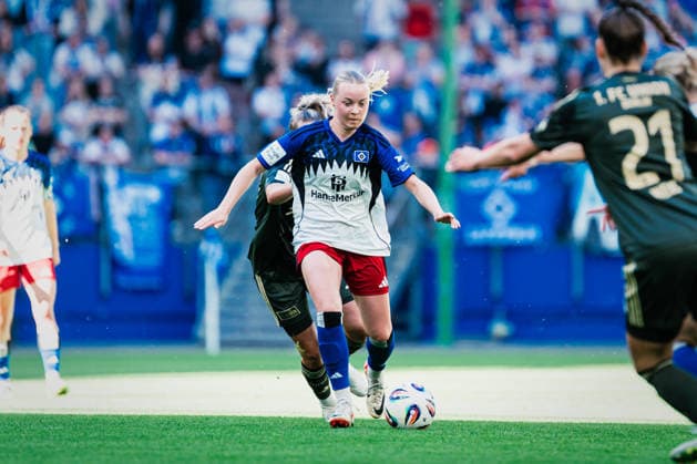 Google Pixel Frauen-Bundesliga: Hamburger SV vs. 1. FC Union Berlin, 01.05.2026 Mia Büchele (Hamburger SV, 17) am Ball; Fußball, Google Pixel Frauen-Bundesliga, 24. Spieltag: Hamburger SV vs. 1. FC Union Berlin am 01.05.2026 im Volksparkstadion, Hamburg DFB REGULATIONS PROHIBIT ANY USE OF PHOTOGRAPHS AS IMAGE SEQUENCES AND OR QUASI-VIDEO. Copyright: xBEAUTIFULxSPORTS Tonhäuserx