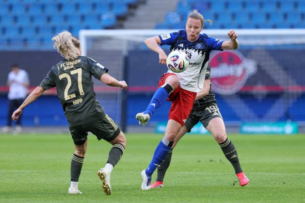 v.li.: Jenny Hipp (1. FC Union Berlin, 27), Christin Meyer (Hamburger SV, HSV, 16) und Samantha Steuerwald (1. FC Union Berlin, 19) im Zweikampf, Duell, Dynamik, Aktion, Action, Spielszene, DIE DFB-RICHTLINIEN UNTERSAGEN JEGLICHE NUTZUNG VON FOTOS ALS SEQUENZBILDER UND ODER VIDEOÄHNLICHE FOTOSTRECKEN. DFB REGULATIONS PROHIBIT ANY USE OF PHOTOGRAPHS AS IMAGE SEQUENCES AND OR QUASI-VIDEO., 01.05.2026, Hamburg (Deutschland), Fussball, Google Pixel Frauen-Bundesliga, Hamburger SV - 1. FC Union Berlin