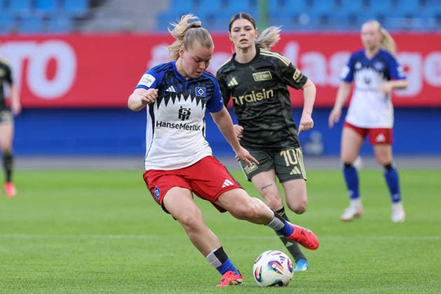 Svea Stoldt (Hamburger SV, HSV, 8) am Ball, Einzelbild, Ganzkörper, Aktion, Action, Spielszene, DIE DFB-RICHTLINIEN UNTERSAGEN JEGLICHE NUTZUNG VON FOTOS ALS SEQUENZBILDER UND ODER VIDEOÄHNLICHE FOTOSTRECKEN. DFB REGULATIONS PROHIBIT ANY USE OF PHOTOGRAPHS AS IMAGE SEQUENCES AND OR QUASI-VIDEO., 01.05.2026, Hamburg (Deutschland), Fussball, Google Pixel Frauen-Bundesliga, Hamburger SV - 1. FC Union Berlin