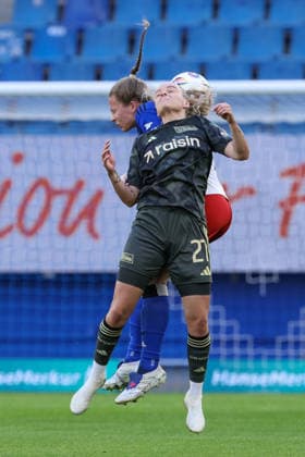 v.li.: Christin Meyer (Hamburger SV, HSV, 16) und Jenny Hipp (1. FC Union Berlin, 27) im Kopfballduell, Kopfball, Zweikampf, Action, Aktion, Spielszene, DIE DFB-RICHTLINIEN UNTERSAGEN JEGLICHE NUTZUNG VON FOTOS ALS SEQUENZBILDER UND ODER VIDEOÄHNLICHE FOTOSTRECKEN. DFB REGULATIONS PROHIBIT ANY USE OF PHOTOGRAPHS AS IMAGE SEQUENCES AND OR QUASI-VIDEO., 01.05.2026, Hamburg (Deutschland), Fussball, Google Pixel Frauen-Bundesliga, Hamburger SV - 1. FC Union Berlin