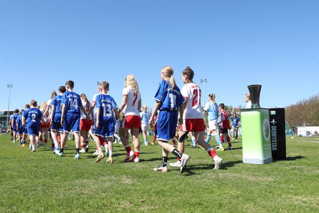 Sachsenpokal-Finale Frauen: Chemnitzer FC - RB Leipzig II; 01.05.2026 Die Teams betreten den Rasen und passieren die Pokal-Trophäe. Sachsenpokal-Finale der Frauen Sachsenlotto-Landespokal: Chemnitzer FC vs. RB Leipzig II U20 im Auenstadion Flöha, 01.05.2026. Copyright: xBEAUTIFULxSPORTS JanxKaeferx