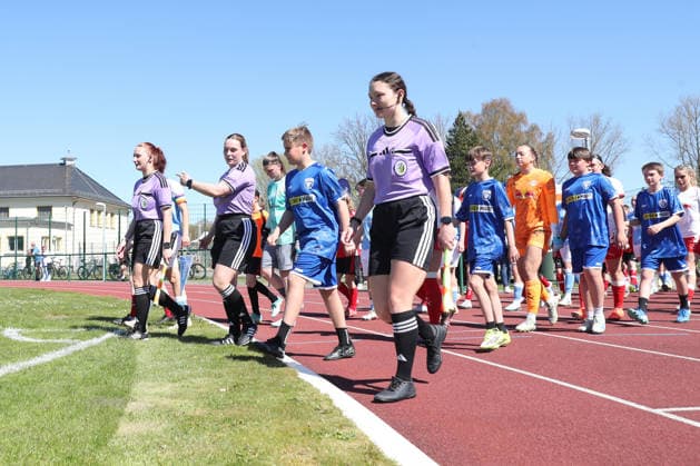 Sachsenpokal-Finale Frauen: Chemnitzer FC - RB Leipzig II; 01.05.2026 Schiedsrichter-Assistentin Lydia Barsch, Schiedsrichterin Lisa-Marie Huth und Schiedsrichter-Assistentin Daria Köhler führen die beiden Teams aufs Spielfeld. Sachsenpokal-Finale der Frauen Sachsenlotto-Landespokal: Chemnitzer FC vs. RB Leipzig II U20 im Auenstadion Flöha, 01.05.2026. Copyright: xBEAUTIFULxSPORTS JanxKaeferx