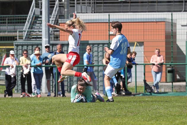 Sachsenpokal-Finale Frauen: Chemnitzer FC - RB Leipzig II; 01.05.2026 Mia Werner (10, RB Leipzig II U20) überspringt Torwart Franziska Frohs (1, Chemnitzer FC), Amelie Bär (18, Chemnitzer FC) beobachtet. Sachsenpokal-Finale der Frauen Sachsenlotto-Landespokal: Chemnitzer FC vs. RB Leipzig II U20 im Auenstadion Flöha, 01.05.2026. Copyright: xBEAUTIFULxSPORTS JanxKaeferx