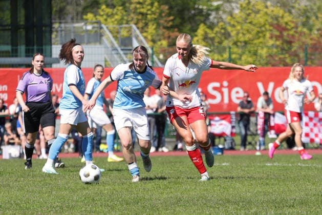 Sachsenpokal-Finale Frauen: Chemnitzer FC - RB Leipzig II; 01.05.2026 Marlen Jaschke (19, Chemnitzer FC) und Emma Jensen (27, RB Leipzig II U20) im Zweikampf. Sachsenpokal-Finale der Frauen Sachsenlotto-Landespokal: Chemnitzer FC vs. RB Leipzig II U20 im Auenstadion Flöha, 01.05.2026. Copyright: xBEAUTIFULxSPORTS JanxKaeferx