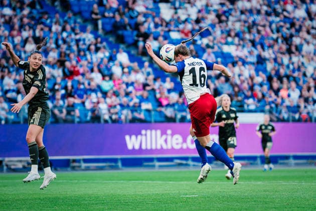 Google Pixel Frauen-Bundesliga: Hamburger SV vs. 1. FC Union Berlin, 01.05.2026 Christin Martina Ingrid Meyer (Hamburger SV, 16) köpft den Ball; Fußball, Google Pixel Frauen-Bundesliga, 24. Spieltag: Hamburger SV vs. 1. FC Union Berlin am 01.05.2026 im Volksparkstadion, Hamburg DFB REGULATIONS PROHIBIT ANY USE OF PHOTOGRAPHS AS IMAGE SEQUENCES AND OR QUASI-VIDEO. Copyright: xBEAUTIFULxSPORTS Tonhäuserx