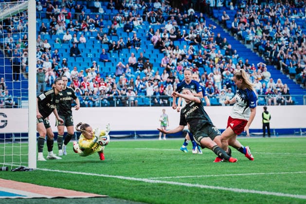 Google Pixel Frauen-Bundesliga: Hamburger SV vs. 1. FC Union Berlin, 01.05.2026 Cara Bösl (1. FC Union Berlin, 1) hält den Schuss von Svea Stoldt (Hamburger SV, 8); Fußball, Google Pixel Frauen-Bundesliga, 24. Spieltag: Hamburger SV vs. 1. FC Union Berlin am 01.05.2026 im Volksparkstadion, Hamburg DFB REGULATIONS PROHIBIT ANY USE OF PHOTOGRAPHS AS IMAGE SEQUENCES AND OR QUASI-VIDEO. Copyright: xBEAUTIFULxSPORTS Tonhäuserx