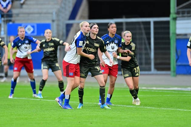 Fußball I Frauen I Saison 2025-2026 I Bundesliga I 24. Spieltag I Hamburger SV - 1. FC Union Berlin I 01.05.2026 Paulina Bartz (37, Hamburger SV) und Eileen Michelle Campbell (10, 1. FC Union Berlin) in der Bildmitte erwarten einen Eckball. Hamburg Volksparkstadion Hamburg Deutschland Copyright: xLobeca WolfxGebhardtx