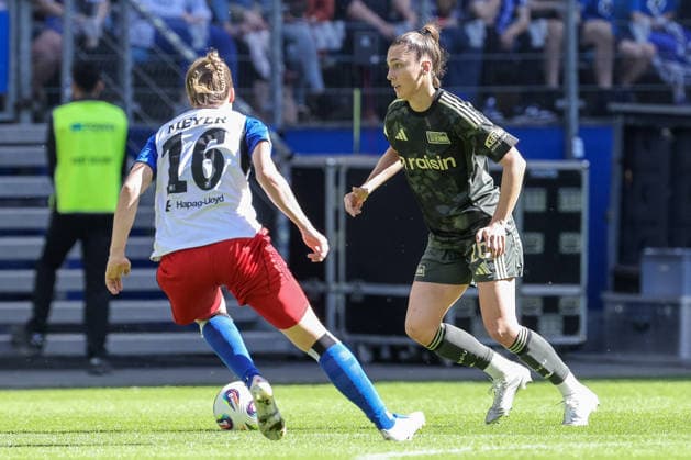 v.li.: Christin Meyer (Hamburger SV, HSV, 16) und Amber Tysiak (1. FC Union Berlin, 26) im Zweikampf, Duell, Dynamik, Aktion, Action, Spielszene, DIE DFB-RICHTLINIEN UNTERSAGEN JEGLICHE NUTZUNG VON FOTOS ALS SEQUENZBILDER UND ODER VIDEOÄHNLICHE FOTOSTRECKEN. DFB REGULATIONS PROHIBIT ANY USE OF PHOTOGRAPHS AS IMAGE SEQUENCES AND OR QUASI-VIDEO., 01.05.2026, Hamburg (Deutschland), Fussball, Google Pixel Frauen-Bundesliga, Hamburger SV - 1. FC Union Berlin