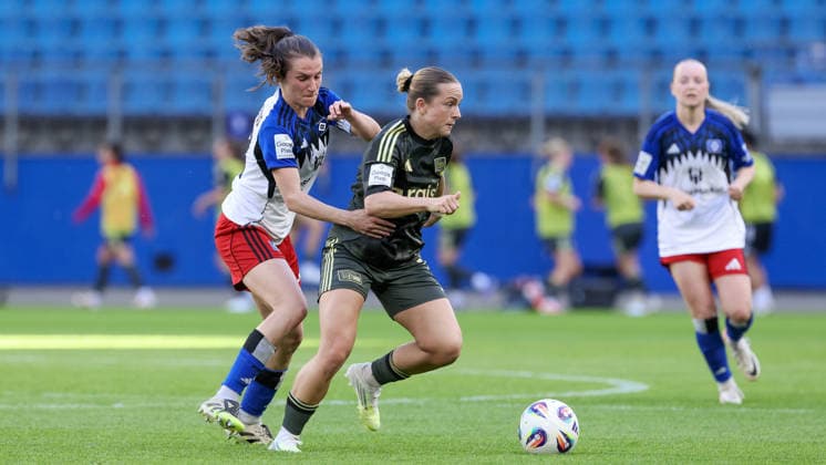 v.li.: Pauline Machtens (Hamburger SV, HSV, 28) und Lisa Heiseler (1. FC Union Berlin, 7) im Zweikampf, Duell, Dynamik, Aktion, Action, Spielszene, DIE DFB-RICHTLINIEN UNTERSAGEN JEGLICHE NUTZUNG VON FOTOS ALS SEQUENZBILDER UND ODER VIDEOÄHNLICHE FOTOSTRECKEN. DFB REGULATIONS PROHIBIT ANY USE OF PHOTOGRAPHS AS IMAGE SEQUENCES AND OR QUASI-VIDEO., 01.05.2026, Hamburg (Deutschland), Fussball, Google Pixel Frauen-Bundesliga, Hamburger SV - 1. FC Union Berlin