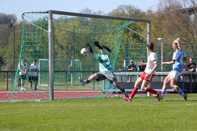 Sachsenpokal-Finale Frauen: Chemnitzer FC - RB Leipzig II; 01.05.2026 Natalie Grenz (21, RB Leipzig II U20) erzielt gegen Torwart Franziska Frohs (1, Chemnitzer FC) das Tor zur 1:0-Führung. Sachsenpokal-Finale der Frauen Sachsenlotto-Landespokal: Chemnitzer FC vs. RB Leipzig II U20 im Auenstadion Flöha, 01.05.2026. Copyright: xBEAUTIFULxSPORTS JanxKaeferx