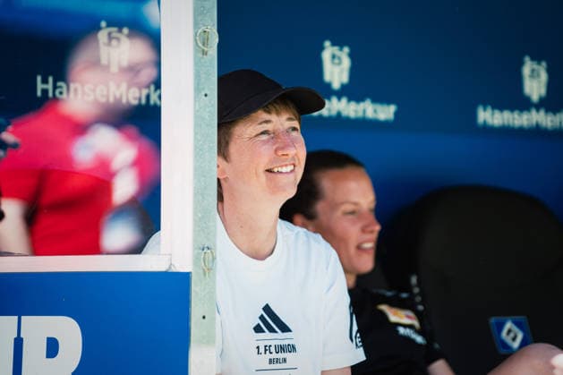 Google Pixel Frauen-Bundesliga: Hamburger SV vs. 1. FC Union Berlin, 01.05.2026 Ailien Poese (Trainer 1. FC Union Berlin); Fußball, Google Pixel Frauen-Bundesliga, 24. Spieltag: Hamburger SV vs. 1. FC Union Berlin am 01.05.2026 im Volksparkstadion, Hamburg DFB REGULATIONS PROHIBIT ANY USE OF PHOTOGRAPHS AS IMAGE SEQUENCES AND OR QUASI-VIDEO. Copyright: xBEAUTIFULxSPORTS Tonhäuserx