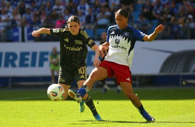 01.05.2026, xcex, GER, Hamburg, Volksparkstadion, Frauenfussball, 1. Bundesliga, DIE LIGA, Google Pixel Frauen-Bundesliga, Saison 2025 2026, Spieltag 24, HSV, Union, FCU, Hamburger SV Frauen - 1. FC Union Berlin, Eileen Campbell (FCU) gegen Melina Krueger (HSV) DFL regulations prohibit any use of photographs as image sequences and or quasi-video