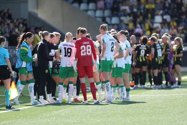 GÖTEBORG, SVERIGE 20260501 Hammarby samlar sig efter 2-0 under fredagens avgörande final i Europa Cup mellan BK Häcken och Hammarby pa Nordic Wellness arena. GÖTEBORG SVERIGE x9200x
