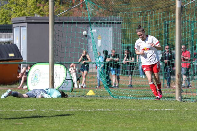 Sachsenpokal-Finale Frauen: Chemnitzer FC - RB Leipzig II; 01.05.2026 Natalie Grenz (21, RB Leipzig II U20) erzielt auch das Tor zum 2:0, Torwart Franziska Frohs (1, Chemnitzer FC) liegt geschlagen am Boden. Sachsenpokal-Finale der Frauen Sachsenlotto-Landespokal: Chemnitzer FC vs. RB Leipzig II U20 im Auenstadion Flöha, 01.05.2026. Copyright: xBEAUTIFULxSPORTS JanxKaeferx